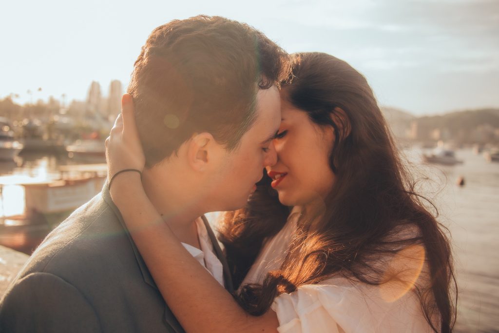 Twee mensen die de sterke band van hun intieme relatie demonstreren door een liefdevolle kus.